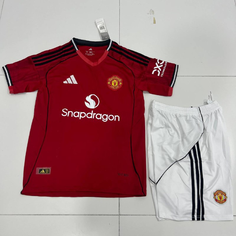 Futbol formasi Manchester United 25/26