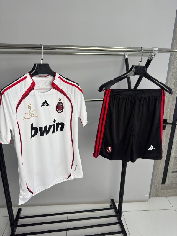 Futbol formasi retro Milan